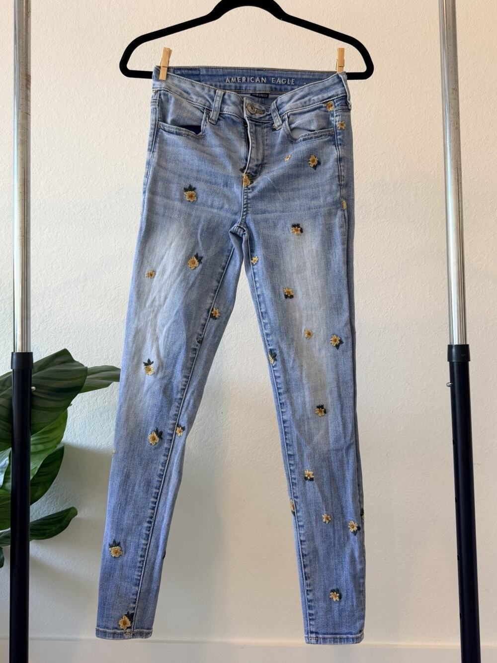 american eagle skinny jeans women Size 4 Floral Embroidery J2007